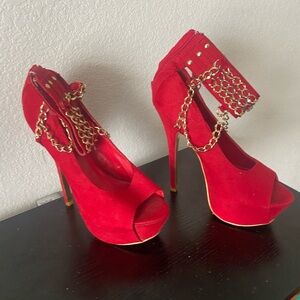 Scene Weaver Red Heels with Gold Chain Accent